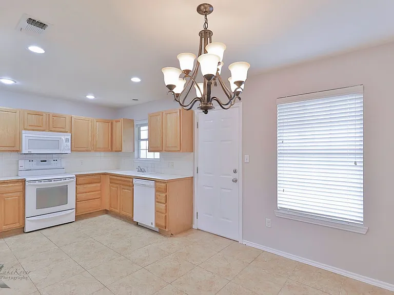 7825 Thompson Pkwy — Photo 11