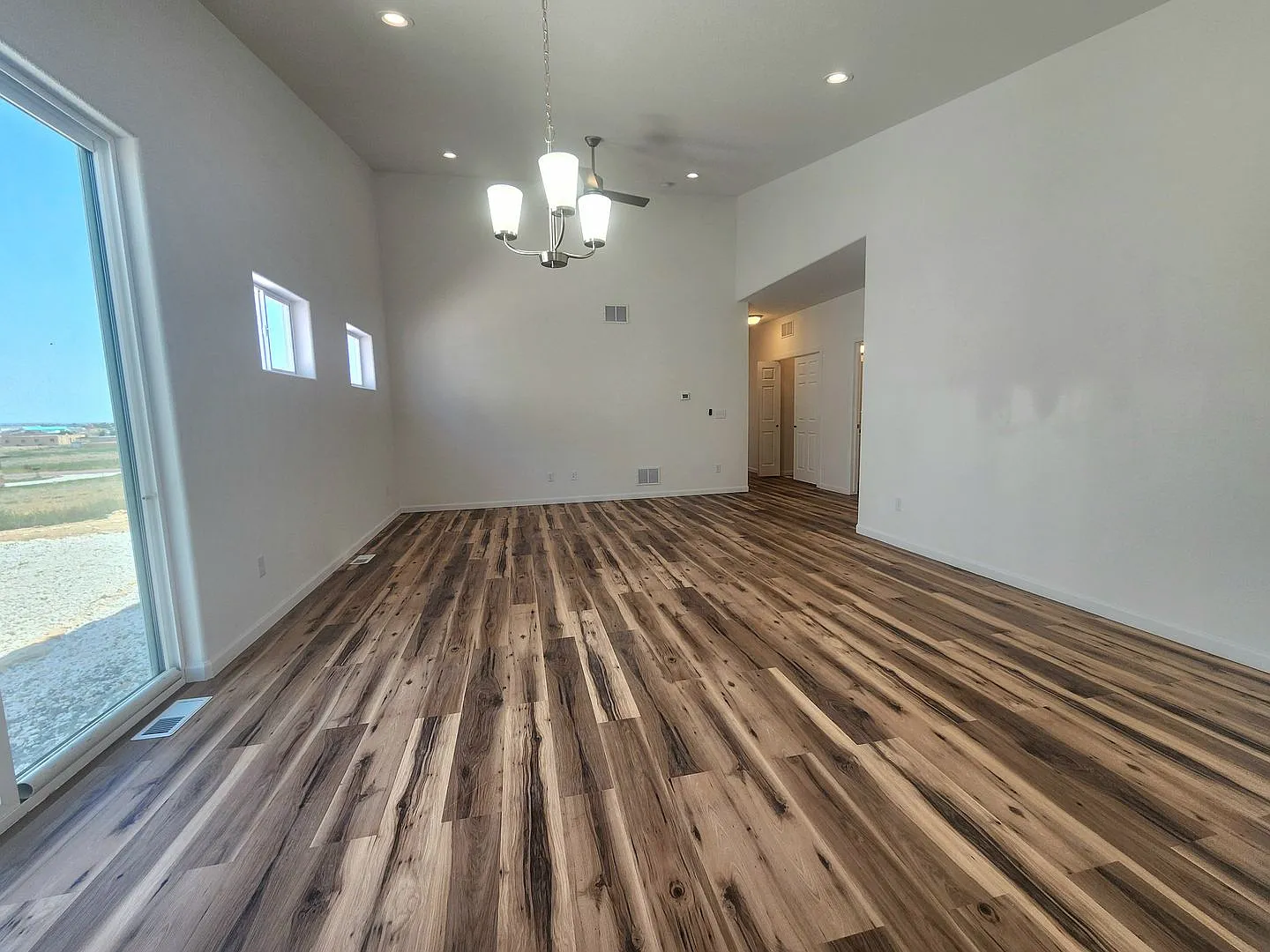 673 E La Porte — Photo 4