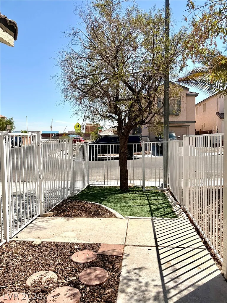 3 bed, 2.0 bath, 1182 sqft, $2,000 — Photo 4