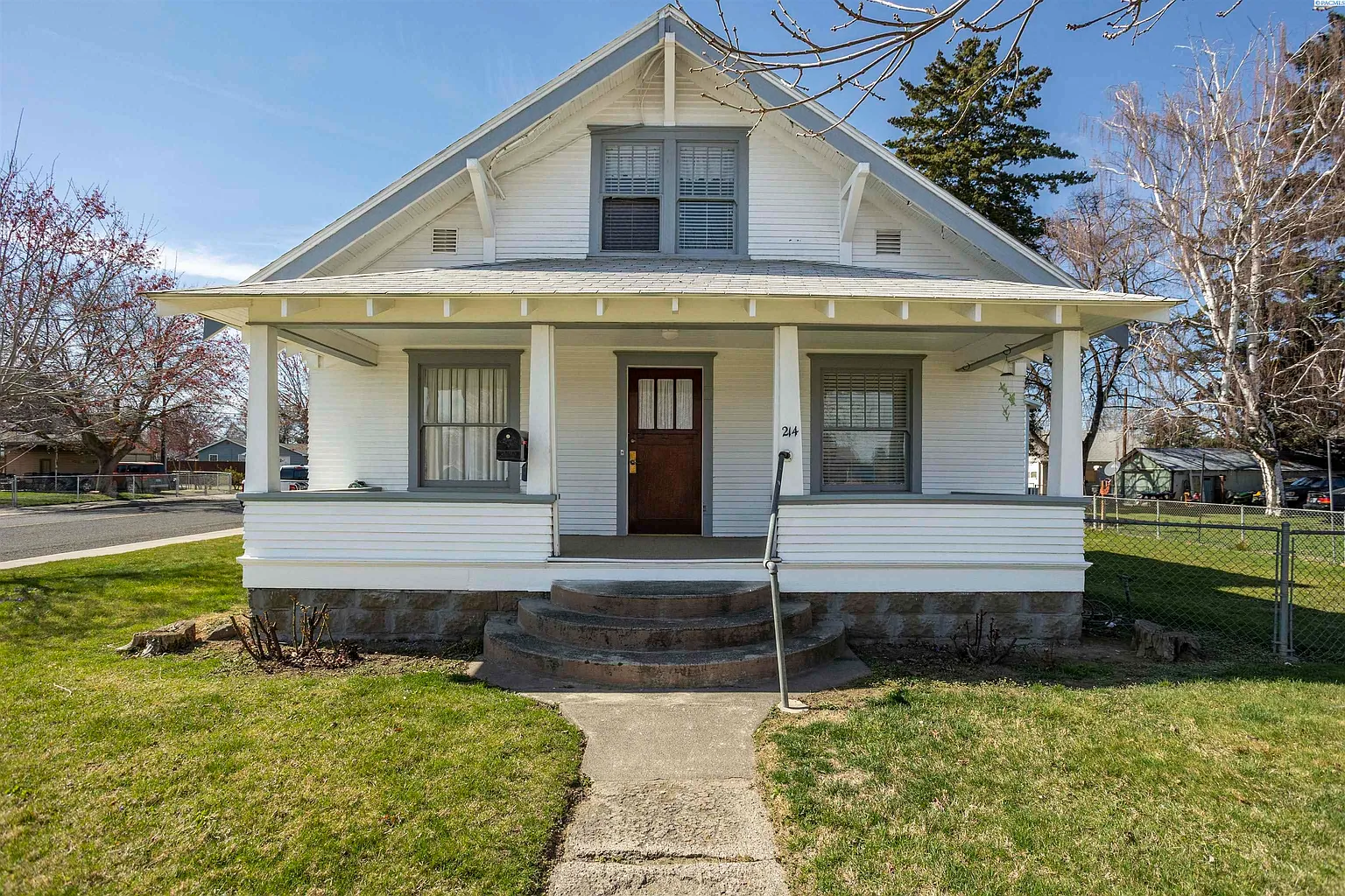 214 Avenue G photo 1