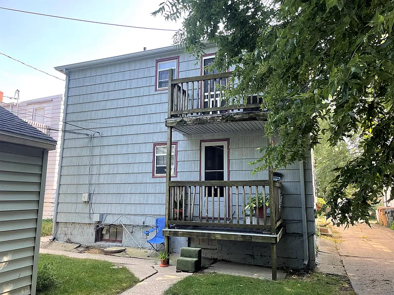 Shared Front Porch, 2 Back Porches