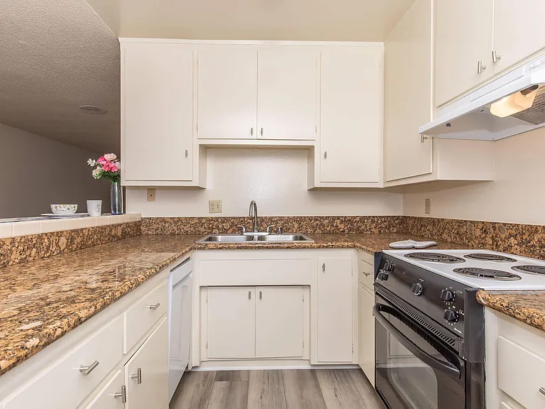 Ocean West Apartments — Photo 28