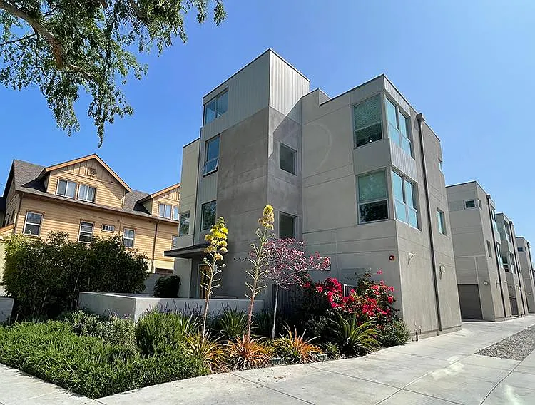 230 S San Marino Ave #B — Photo 2