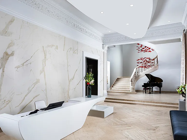 Exquisit finishes like travertine flooring, marble wall features, and artful accents throughout the building will welcome you home at Modera Sedici