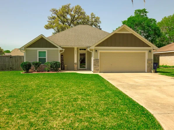 2250 Lake Forrest Dr, West Columbia, TX 77486