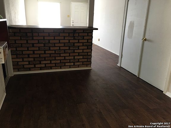 3rd image of 835 Park Bnd