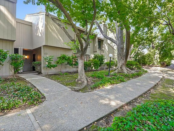 2nd image of 1063 Commons Dr