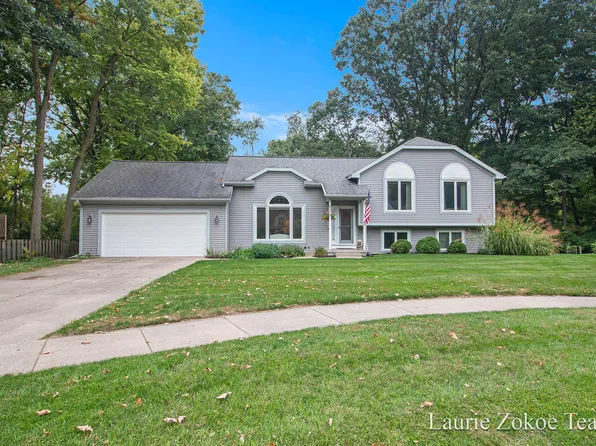 6179 Rogue River Meadows Dr NE, Belmont, MI 49306