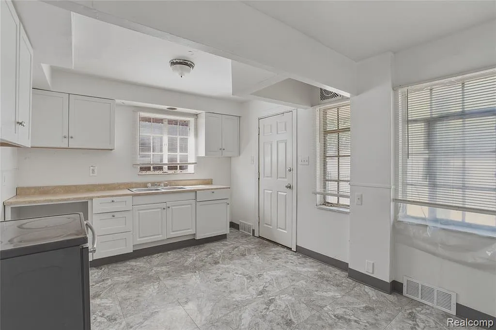 4 bed, 1.5 bath, 1596 sqft, $1,900 — Photo 4