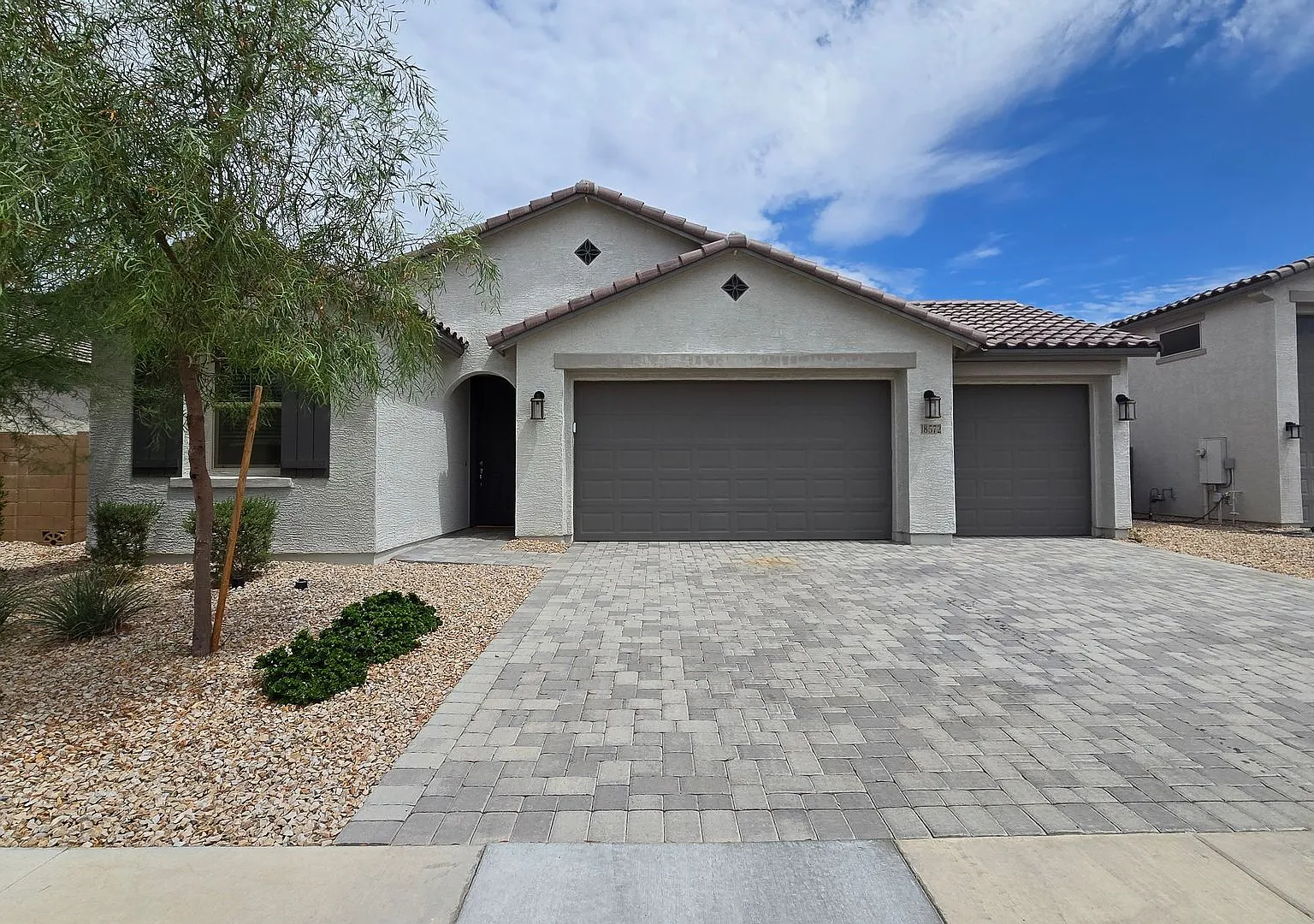 Three car garage! Closer to Surprise than Wittman! — Photo 1