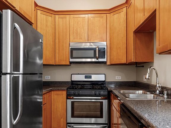 2nd image of 3927 N Clarendon Ave APT 1