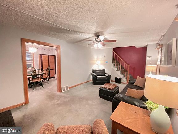 3rd image of 880 Quaint St