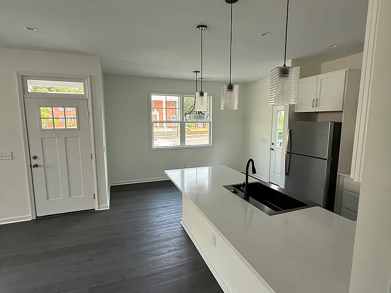 1003 Castle St — Photo 7