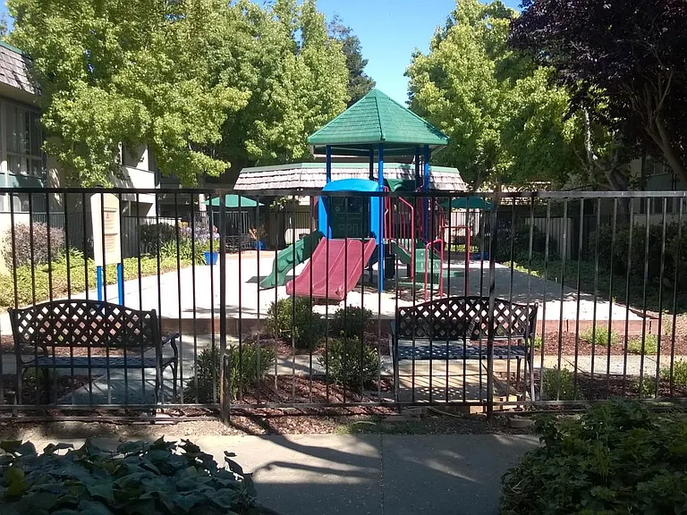 Suburbian Gardens — Photo 25