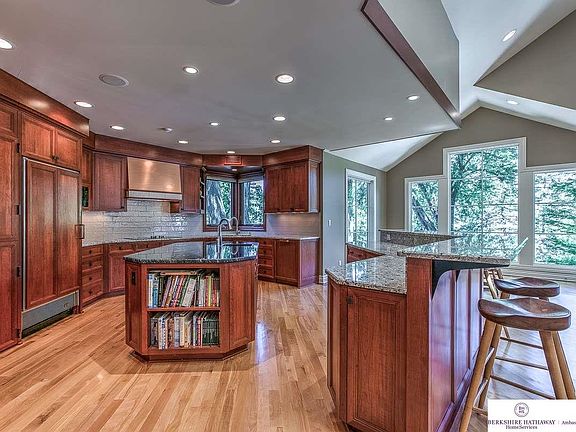 4th image of 8436 Loveland Dr