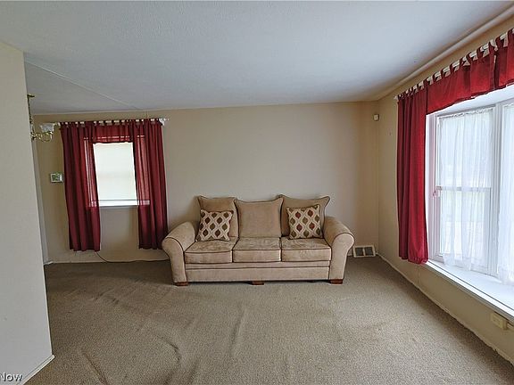 4th image of 26490 Drakefield Ave