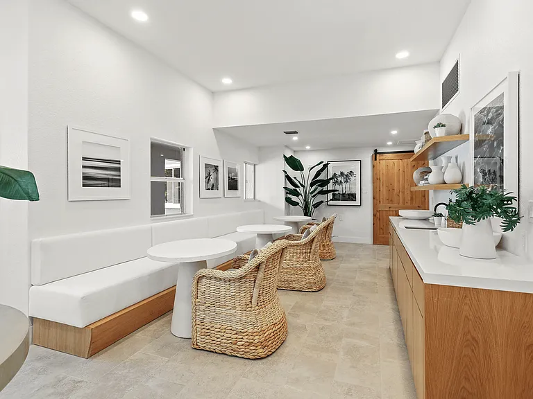 Coconut Palm Club Apartments — Photo 31