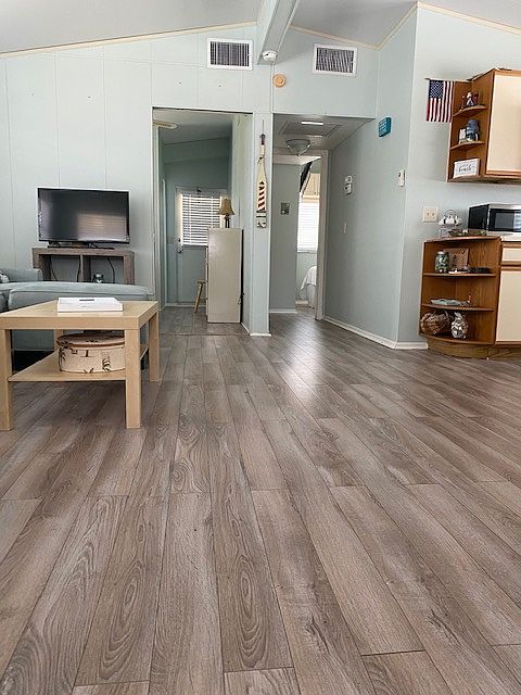 1st image of 122 Nettles Blvd