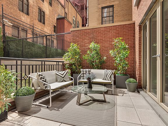 4th image of 40 E 72nd St