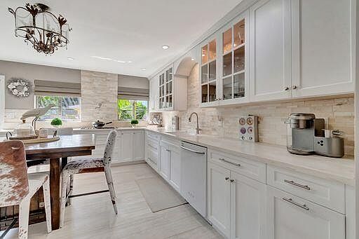 1st image of 1007 N Lakeside Drive