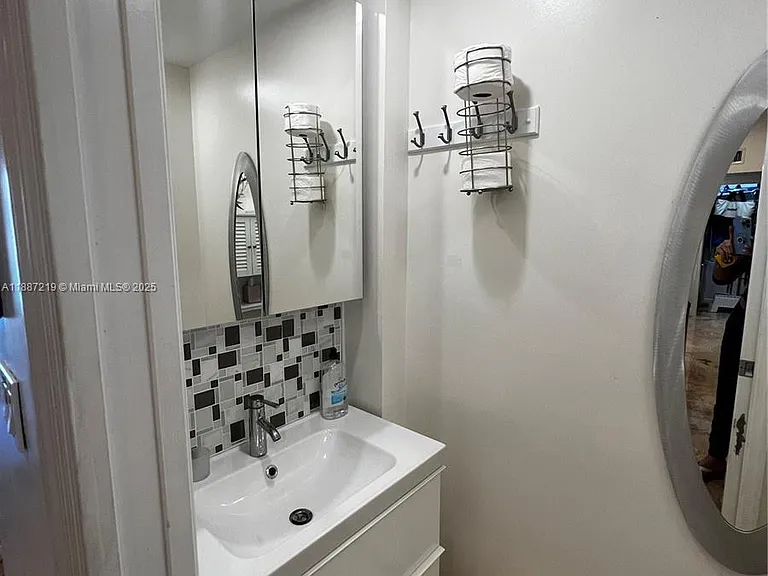 6917 Collins Ave — Photo 37
