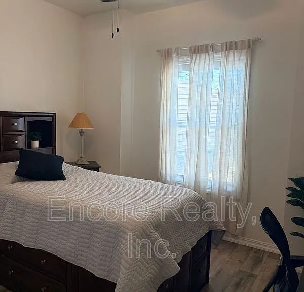 1061.5 E Bradley Ave — Photo 9