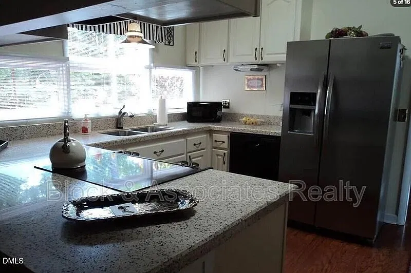 3 bed, 2.5 bath, 2004 sqft, $2,100 — Photo 2