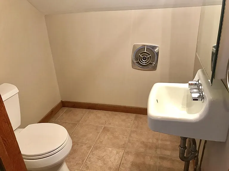 2nd floor 1/2 bath