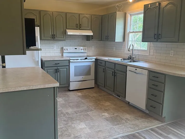 403 Cindy Dr — Photo 4