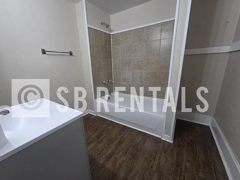 633 E Indiana Ave — Photo 8