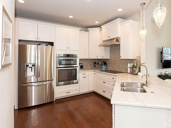 3rd image of 2667 Oxford Cir