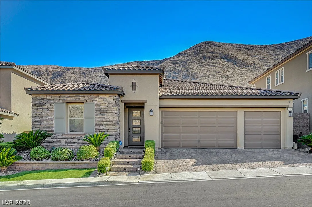 4 bed, 2.5 bath, 2592 sqft, $5,395 — Photo 1