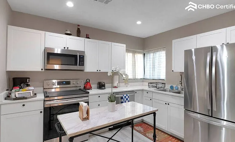 1715 N Whittier Dr — Photo 9
