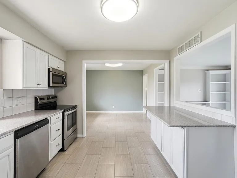 5159 Grosse Point Pkwy — Photo 12