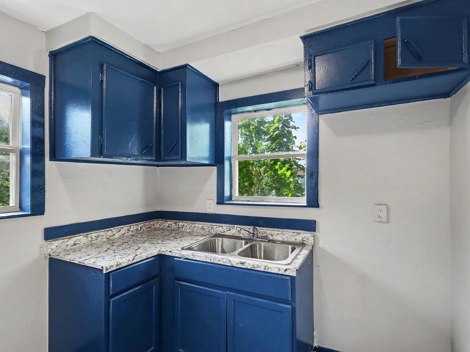 2 bed, 1.0 bath, 1860 sqft, $1,100 — Photo 3