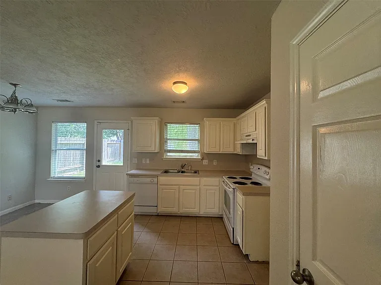 4818 Comal River Loop — Photo 14