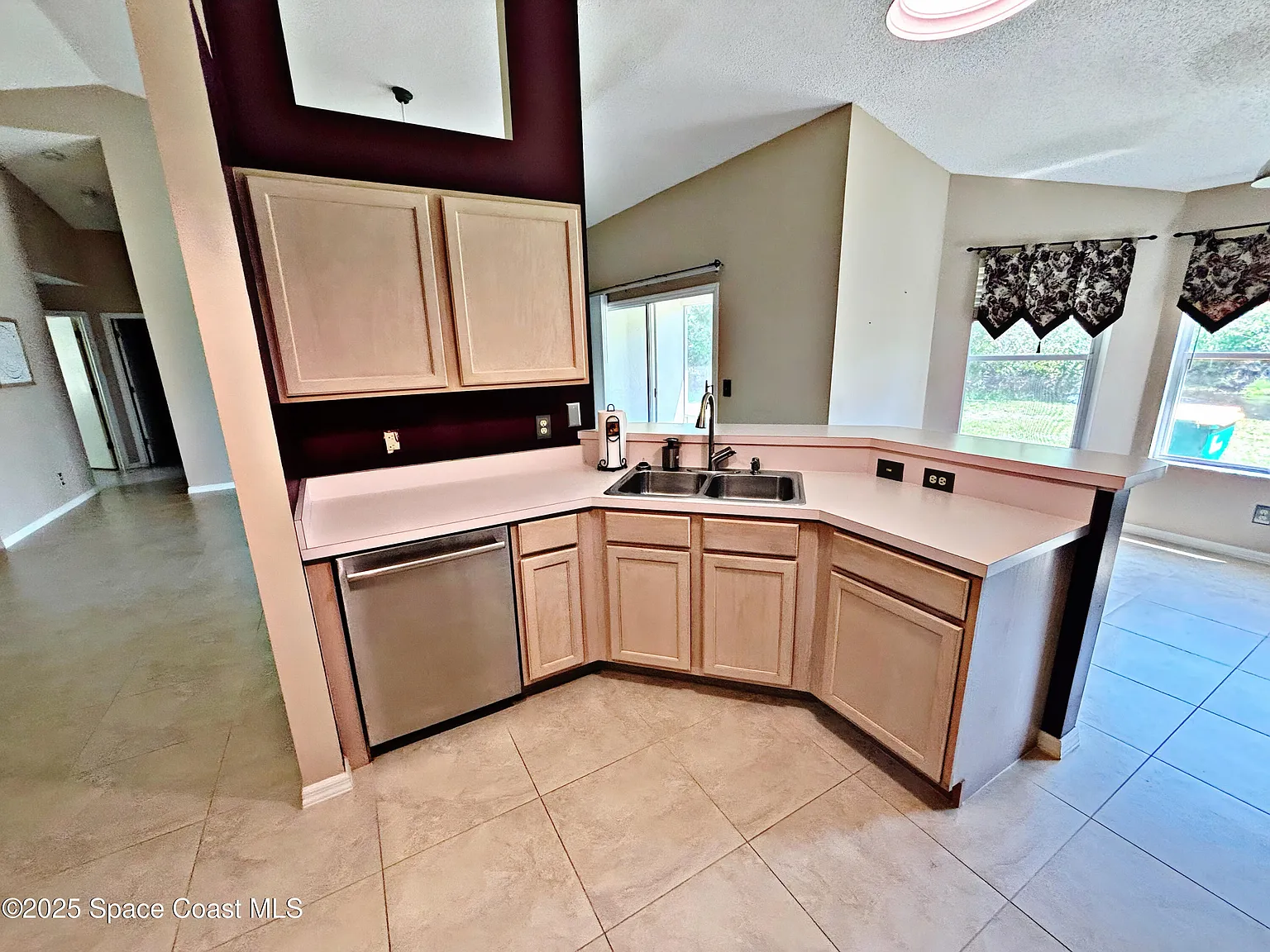 3 bed, 2.0 bath, 1385 sqft, $2,450 — Photo 3
