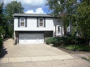 104 Friars Ct, Bolingbrook, IL 60440