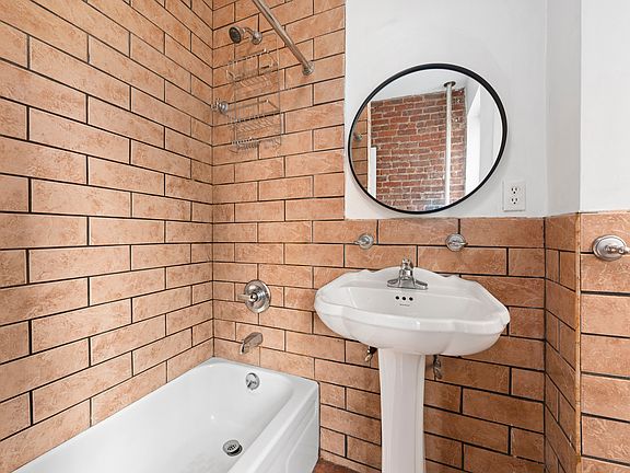4th image of 191 Henry St APT 18