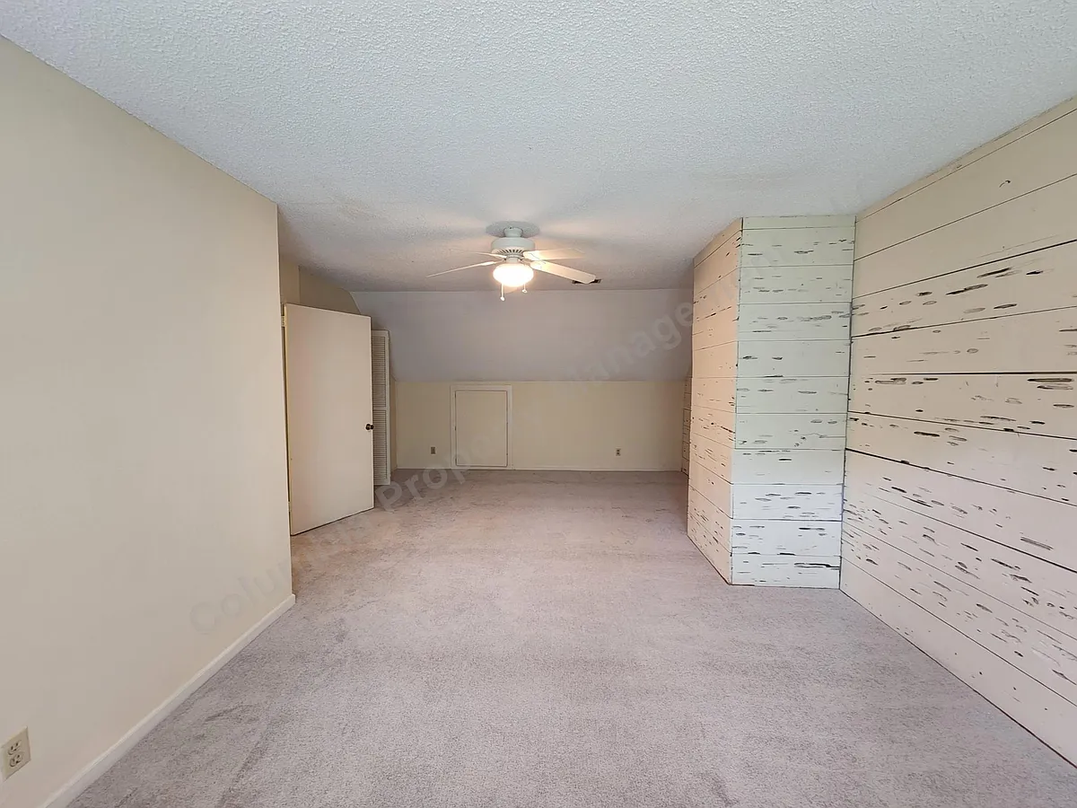 Building Photo - 827 Poinsettia St