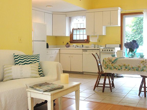Kitchen w/dining area