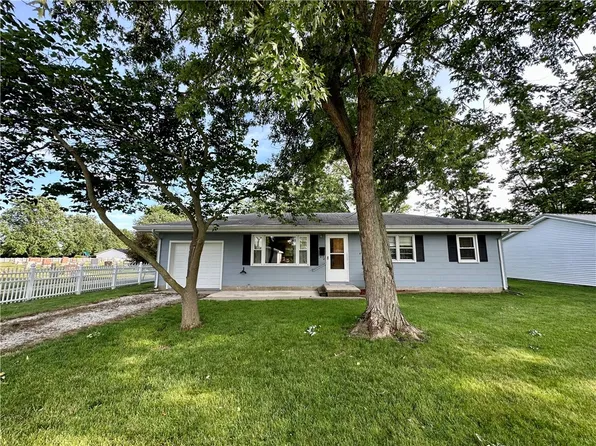 825 E Park St, Arthur, IL 61911