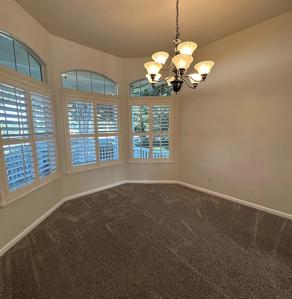 4 bed, 2290 sqft, $3,200 — Photo 4