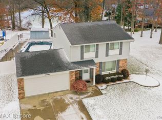 5028 Old Cove Rd, Clarkston, MI 48346