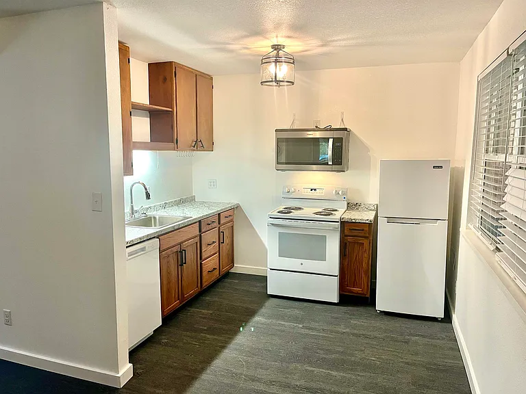 685 S Waukeenah St #B — Photo 4