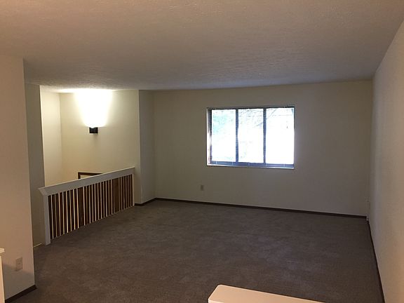 3rd image of 179 Evergreen St