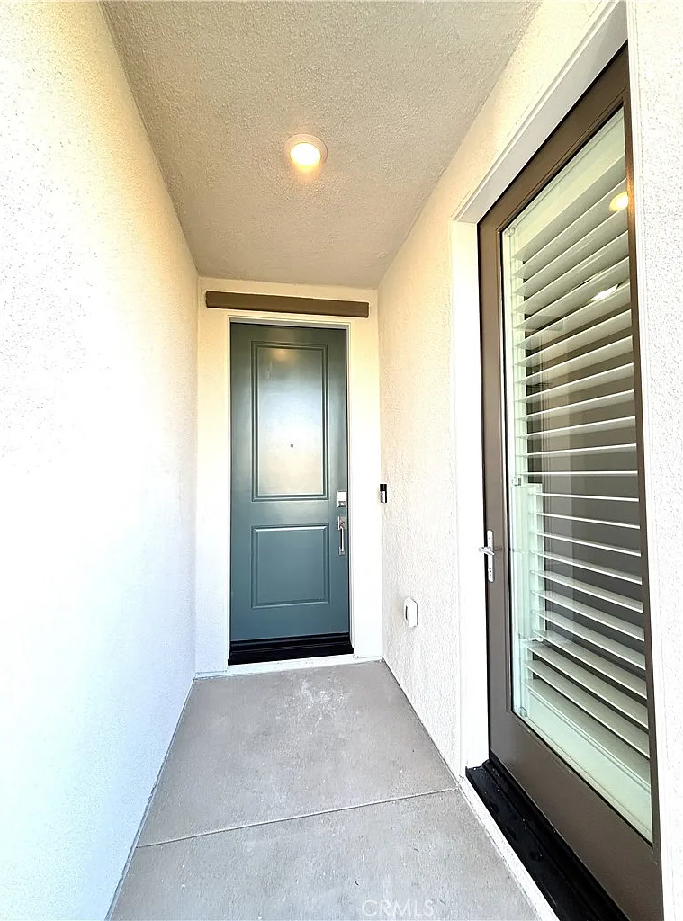 4 bed, 3.5 bath, 2525 sqft, $4,000 — Photo 3