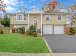 11 Huntington Ave, Kings Park, NY 11754