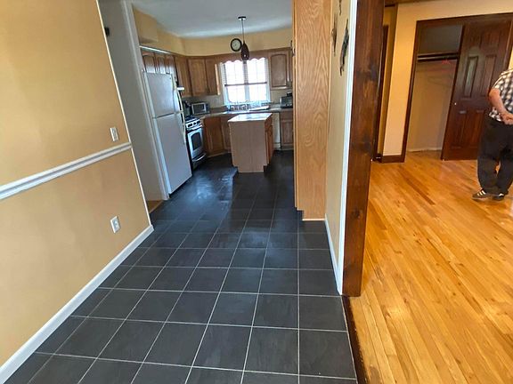 2nd image of 189 Eltingville Blvd