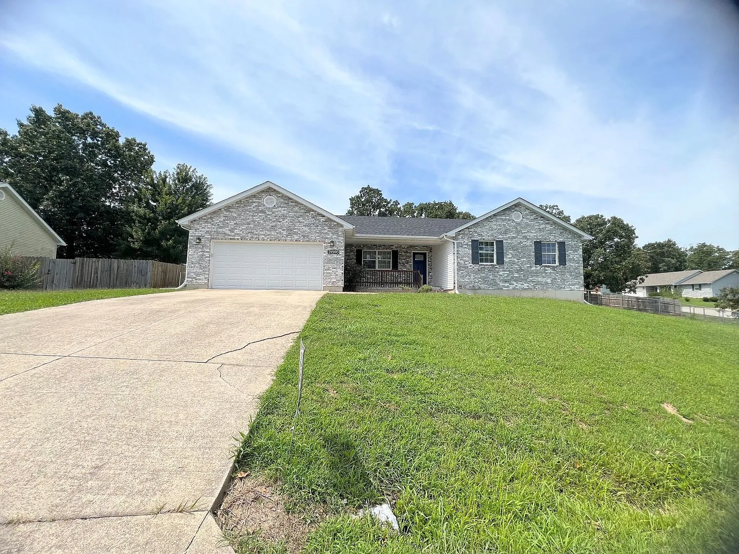 Fenced home close to FLW! — Photo 1
